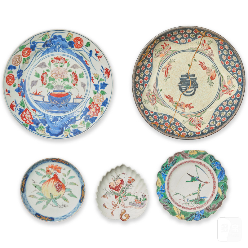 江戶時代 十七至十八世紀 伊萬里盤四件及九谷燒盤一件 | A GROUP OF FOUR IMARI DISHES AND A KUTANI DISH - 图1